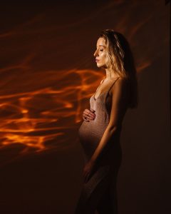 Nėščiosios fotosesija Kaune studijoje Saulės Pieva