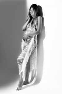 Nėščiosios fotosesija Kaune studijoje Saulės Pieva