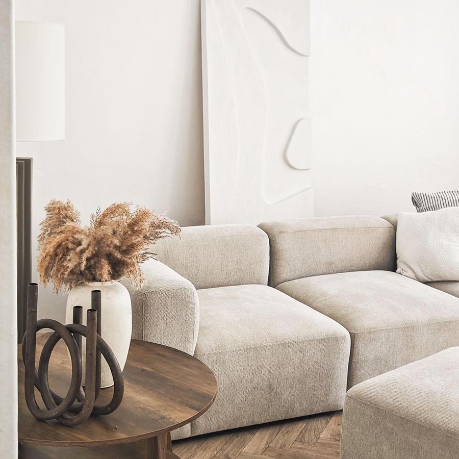 Šviesios studijos interjeras su sofa