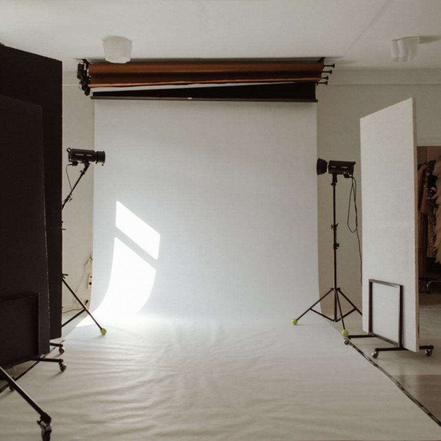 Saulės Pieva klasikinė fotostudija su fonais ir minimalistine erdve Kaune