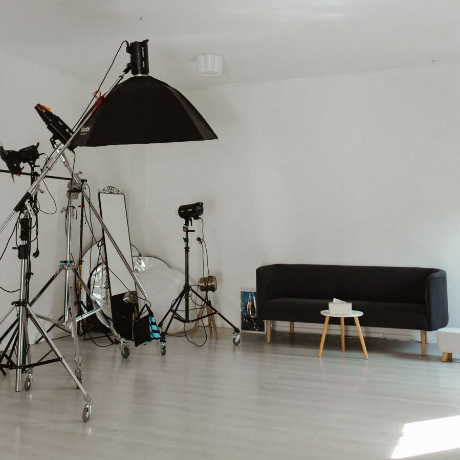 Saulės Pieva klasikinė fotostudija su fonais ir minimalistine erdve Kaune
