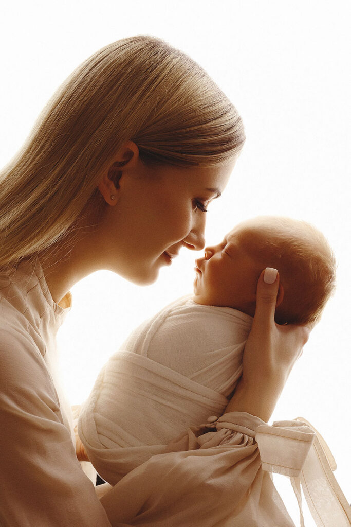 mama ir naujagimis fotosesijoje